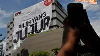 Satu hari jelang pelaksanaan pemilu, KPK memasang banner raksasa bertuliskan "Pilih Yang Jujur" di gedung KPK, Jakarta, Selasa (8/4/14) (Liputan6.com/Johan Tallo)