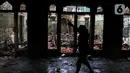 Pasca-kebakaran, pada Selasa (21/1/2025) siang, sejumlah warga terlihat mencari sisa barang di puing-puing rumah yang hancur. (Liputan6.com/Herman Zakharia)