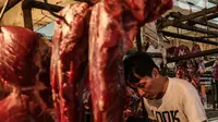 Pedagang memotong daging di Pasar Induk Kramat Jati, Jakarta, Kamis (8/4/2021). Pemerintah melalui Menteri Pertanian Syahrul Yasin Limpo, menegaskan, pihaknya siap melakukan intervensi jika stok daging langka dan terdapat lonjakan harga pada bulan Ramadan. (Liputan6.com/Johan Tallo)