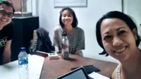 Dhoni Yudhanto (kiri), Gisela Maria (tengah), dan Irene Agrivina (kanan) pada satu kesempatan ketika merumuskan program untuk HONF Foundation 2022
sumber : Istimewa - Irene Agrivina / HONF Foundation