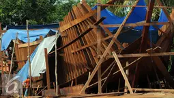 Pekerja menyelesaikan pembuatan perahu di Desa Balongan, Indramayu, Jawa Barat, Jumat (15/1/2016). Mereka membuat kapal jaring bermuatan 50 ton dengan menggunakan kayu Merbau dengan harga mencapai lima miliar rupiah. (Liputan6.com/Helmi Afandi)