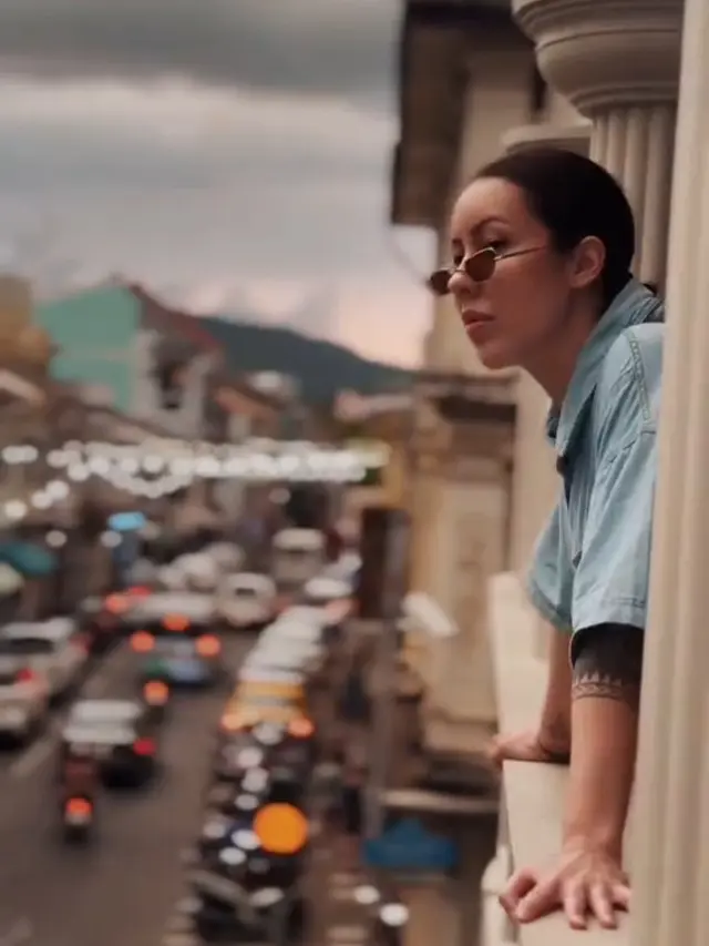 Makin Mesra, Ini Potret Darma Mangkuluhur Anak Tommy Soeharto Liburan Bareng Kekasih ke Phuket Old Town