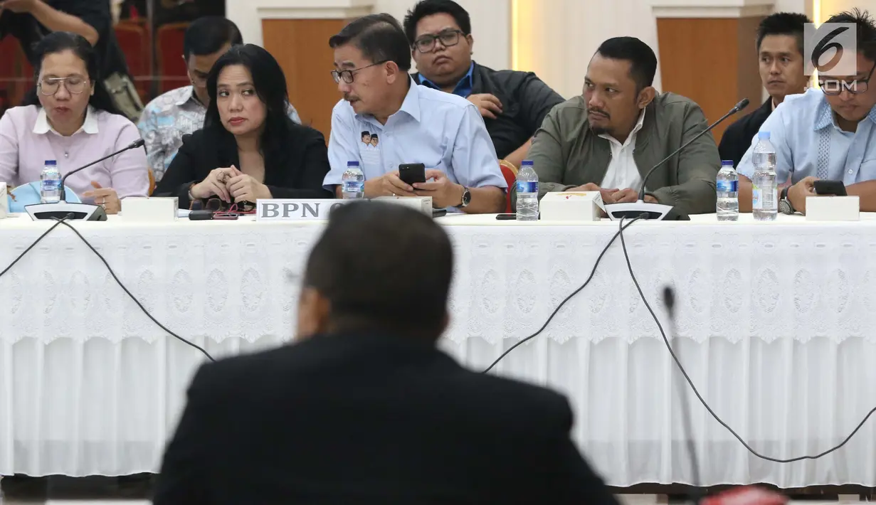 Direktur Relawan BPN 02 , Ferry Mursyidan Baldan (tengah) saat rapat evaluasi debat Cawapres di Gedung KPU, Jakarta, Selasa (19/3). Rapat juga membahas persiapan pelaksanaan debat pilpres keempat dan kelima. (Liputan6.com/Helmi Fithriansyah)
