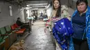 Seorang perempuan hamil berjalan dengan perawat di ruang bawah tanah rumah sakit bersalin saat peringatan sirene untuk serangan udara di Mykolaiv, Ukraina pada 14 Maret 2022. Mykolaiv, kota di tepi Laut Hitam dilaporkan menjadi target serangan pasukan Rusia selama berhari-hari. (BULENT KILIC/AFP)