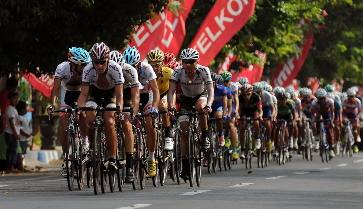 Etape keempat Internasional Tour De Banyuwangi Ijen dikenal dengan istilah City Tour, para pebalap harus menyelesaikan 12 putaran di dalam Kabupaten Banyuwangi, Jawa Timur, (19/10/2014).  (Liputan6.com/Helmi Fithriansyah) 
