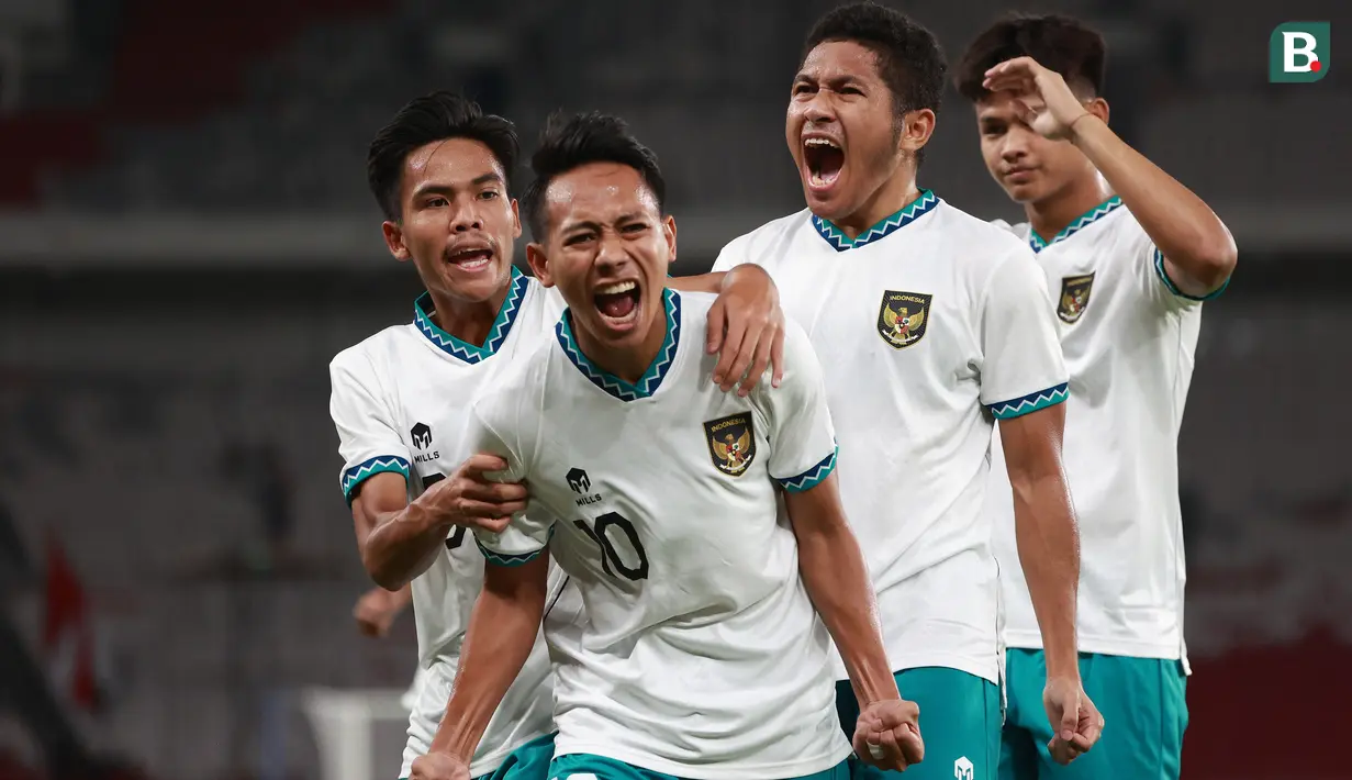<p>Pemain Timnas Indonesia U-22, Beckham Putra (depan) melakukan selebrasi setelah mencetak gol ke gawang Timnas Lebanon U-22 pada laga leg kedua uji coba di Stadion Utama Gelora Bung Karno (SUGBK), Jakarta, Minggu (16/4/2023). Timnas Indonesia U-22 menang dengan skor 1-0. (Bola.com/M Iqbal Ichsan)</p>