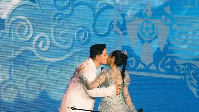 Potret Donne Maula Beri Dukungan ke Yura Yunita saat Konser. (instagram/donne_maula)