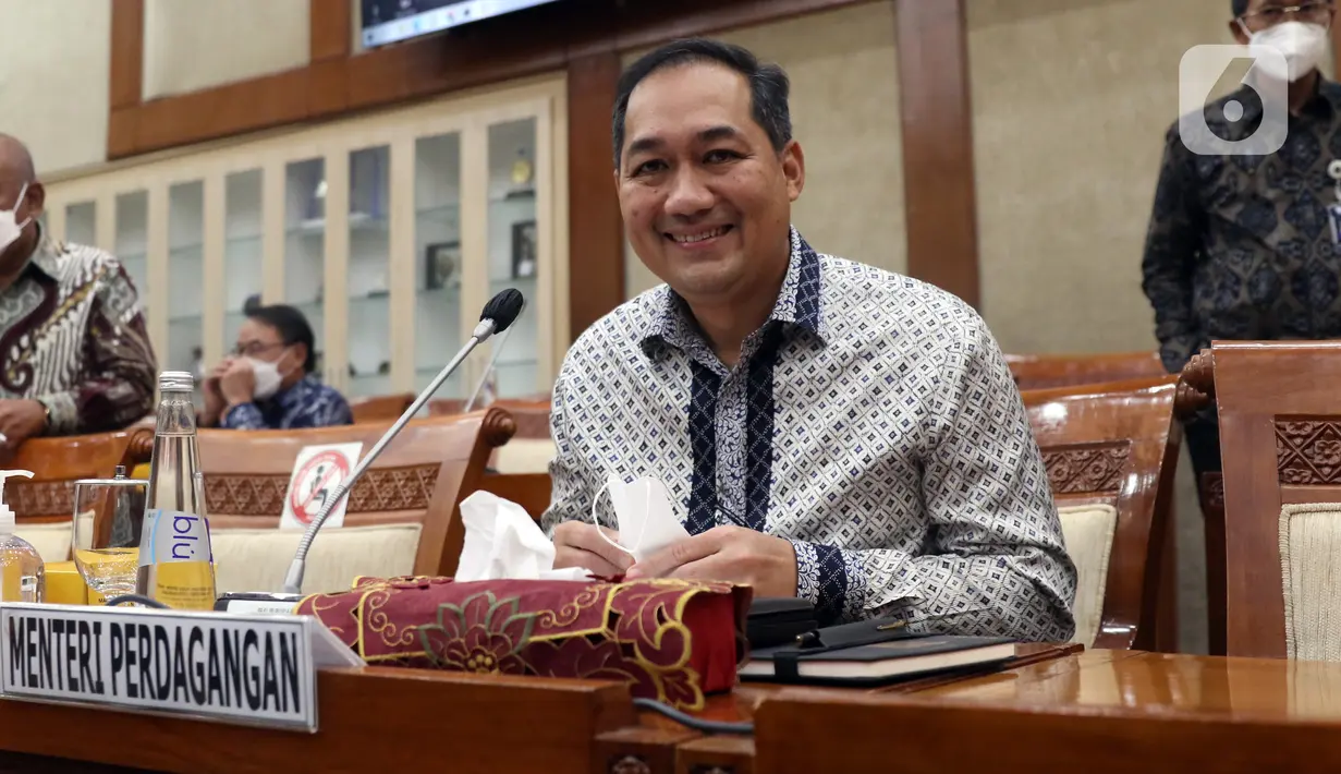 Menteri Perdagangan Muhammad Lutfi saat rapat kerja dengan Komisi VI DPR di Kompleks Parlemen, Jakarta, Kamis (17/3/2022). Dalam rapat tersebut Muhammad Lutfi menyampaikan penjelasan terkait minyak goreng serta dihapusnya Harga Eceran Tertinggi (HET). (Liputan6.com/Angga Yuniar)