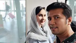 Meski sederhana, Arumi Bachsin selalu tampil anggun saat mendampingi sang suami. Padu padan baju dan kerudung senada juga kerap menjadi andalan Arumi. (Liputan6.com/IG/@emildardak)