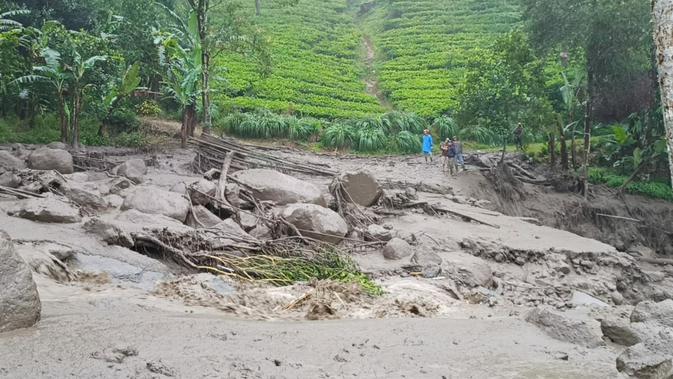 Banjir bandang terjadi di kawasan Gunung Mas, Desa Tugu Selatan, Kecamatan Cisarua, Kabupaten Bogor. (Liputan6.com/Achmad Sudarno)