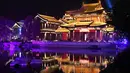 Foto yang diabadikan pada 7 Juli 2020 ini menunjukkan panorama malam hari di kota kuno Luoyi di Luoyang, Provinsi Henan, China tengah. Berbagai bentuk tur malam hari di Luoyang menarik banyak wisatawan dan mendongkrak perekonomian. (Xinhua/Li An)