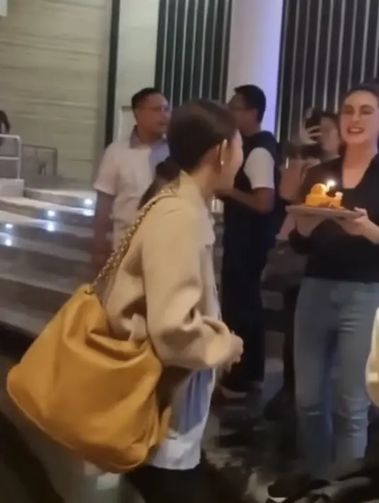 Tak hanya membawa satu tas, di pundaknya pun Selvi membawa tas shoulder bag besar dengan rantai tali warna kuning. Dengan rambut yang diikat belakang messy.  [@arumibachsin_94]