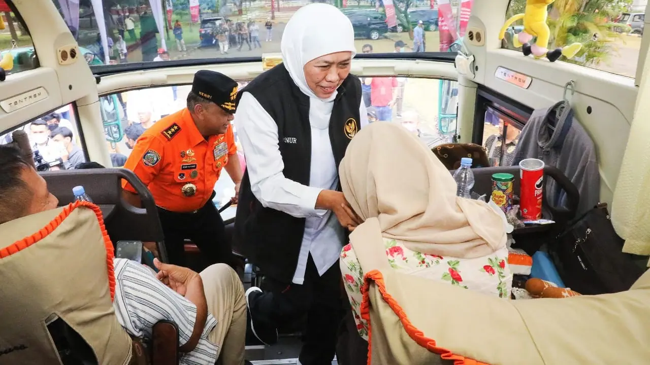Khofifah melepas pemudik ke Jatim di TMII Jakarta. (Istimewa)