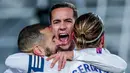 Para pemain Real Madrid merayakan gol yang dicetak oleh Karim Benzema ke gawang Athletic Bilbao pada laga Liga Spanyol di Stadion Alfredo Di Stefano, Rabu (16/12/2020). Real Madrid menang dengan skor 3-1. (AP/Bernat Armangue)