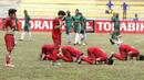Pemain UPI melakukan sujud syukur usai berhasil mengalahkan IPDN pada laga Torabika Campus Cup 2017 di Gor Jati Padjajaran, Jatinangor, Kamis (28/9/2017). UPI menang adu penalti atas IPDN. (Bola.com/M Iqbal Ichsan)