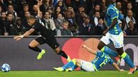 Striker PSG, Kylian Mbappe berusaha melewati pemain Napoli Mario Rui selama pertandingan Grup C Liga Champions di stadion Parc des Princes di Paris, (24/10). PSG bermain imbang 2-2 atas Napoli. (AP Photo / Thibault Camus)