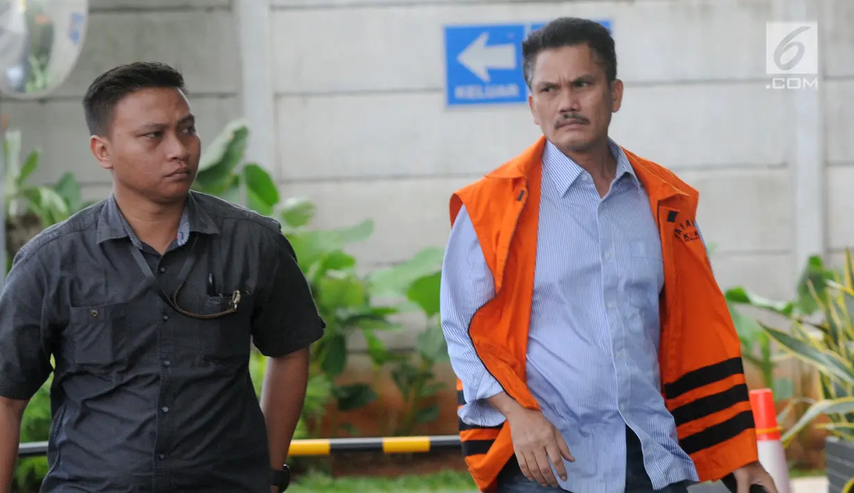 Mantan Anggota DPRD Sumatera Utara Tonnies Sianturi tiba di Gedung KPK, Jakarta, Jumat (28/12). Tonnies diperiksa sebagai tersangka terkait dugaan menerima suap. (Merdeka.com/Dwi Narwoko)