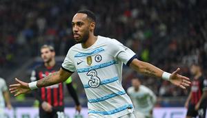 Striker Chelsea, Pierre-Emerick Aubameyang berselebrasi usai mencetak gol ke gawang AC Milan pada pertandingan lanjutan grup E Liga Champions di stadion San Siro, di Milan, pada 12 Oktober 2022. Dengan kemenangan ini, Chelsea berada di peringkat pertama klasemen dengan 7 poin. (AFP/Alberto Pizzoli)