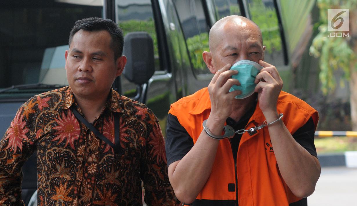 Wakil Ketua DPRD Lampung Tengah Raden Zugiri mengenakan masker saat tiba di Gedung KPK, Jakarta, Rabu (24/7/2019). Raden diperiksa sebagai tersangka terkait dugaan suap serta gratifikasi pengadaan barang dan jasa di lingkungan pemerintahan Lampung Tengah pada tahun 2018. (merdeka.com/Dwi Narwoko)