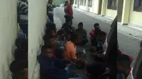 Bentrokan antar-mahasiswa terjadi saat perayaan wisuda digelar di sebuah rumah kos, Kelurahan Lasiana, Kupang, NTT. (Liputan6.com/Ola Keda)