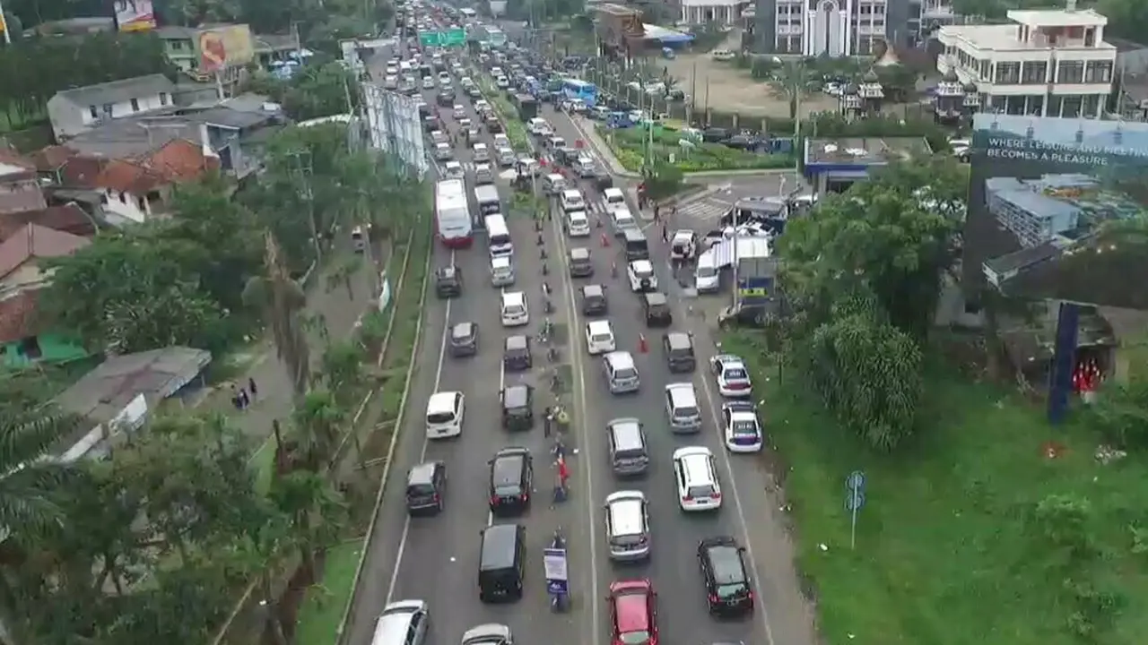 Jalur Puncak, Bogor, Jawa Barat kembali dipadati kendaraan dari arah Jakarta dan sekitarnya. (Liputan6.com/Achmad Sudarno).
