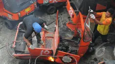 Pemerintah Provinsi  DKI Jakarta meremajakan 7000 unit Bajaj dua tak yang selama ini menggunakan bahan bakar Premium. Bajaj itu dimusnahkan dan diganti Bajaj biru berbahan bakar gas (BBG), Jakarta, Rabu (4/3/2015). (Liputan6.com/Herman Zakharia)