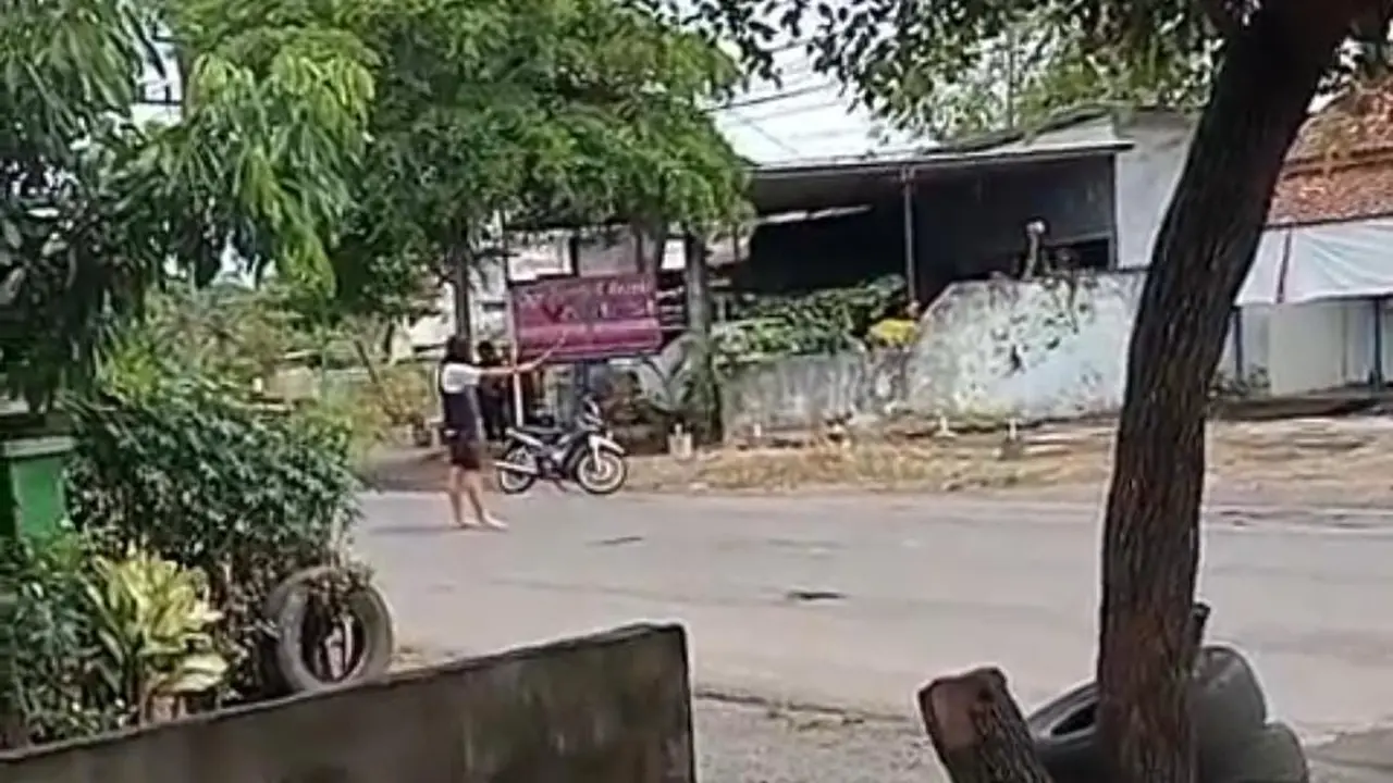 Korban saat mengacungkan Sajam ke polisi sebelum ditembak mati