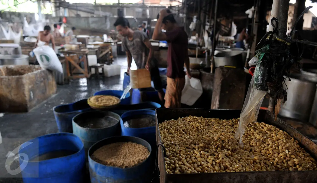 Pekerja membersihkan kedelai sebagai bahan pembuat tahu di Jakarta, Selasa (10/11). Menurunnya daya beli masyarakat menyebabkan sejumlah rumah produksi tahu menurunkan produksinya dari 100 kg per hari menjadi 70 kg per hari. (Liputan6.com/Johan Tallo)