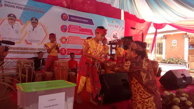 Bupati Garut Rudy Gunawan saat pengundian sepeda motor