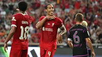 Bek Liverpool, Virgil van Dijk. (Bola.com/Dok.AFP/MOHD RASFAN).