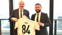 Bos Johor Darul Ta'zim (JDT), Tunku Ismail Idris alias TMJ, bertemu dengan Presiden FIFA, Gianni Infantino, di Malaysia pada Sabtu (25/10/2025). (Bola.com/Dok.X&nbsp;Tunku Ismail Idris).