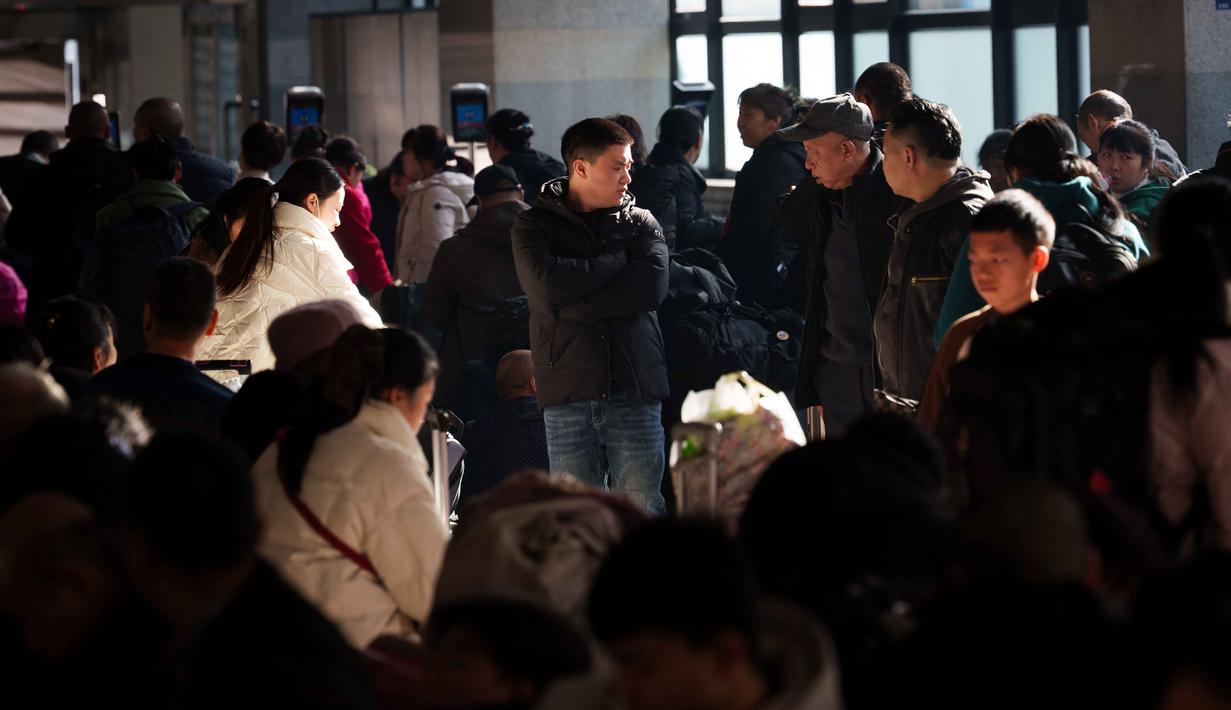 Hingga Sabtu (7/2/2026) pukul 08.00 waktu setempat, total 140 juta tiket kereta untuk arus mudik Festival Musim Semi atau Imlek yang sedang berlangsung habis terjual. Tampak dalam foto, orang-orang bergerak melalui stasiun kereta api yang ramai di Beijing, China, Selasa 10 Februari 2026. (AP Photo/Vincent Thian)