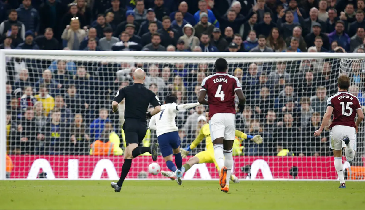 Pemain Tottenham Hotspur Son Heung-min (tengah) mencetak gol ke gawang West Ham United pada pertandingan sepak bola Liga Inggris di Tottenham Hotspur Stadium, London, Inggris, Minggu (20/3/2022). Tottenham Hotspur menang 3-1. (AP Photo/David Cliff)