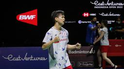 Pebulu tangkis ganda campuran Jepang, Yuta Watanabe/Arisa Higashino, melakukan selebrasi usai menaklukkan wakil Korea Selatan, Seo Seung Jae/Chae Yu Jung pada babak semifinal Indonesia Open 2022 di Istora Senayan, Jakarta, Sabtu (18/06/2022). (Bola.com/Bagaskara Lazuardi)