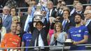 Pelatih Chelsea,  Antonio Conte, mengangkat trofi usai menjuarai Piala FA 2017-2018 dengan mengalahkan Manchester United di Stadion Wembley, Sabtu (19/5/2018). Chelsea menang 1-0 atas Manchester United. (AP/Rui Vieira)