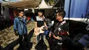 Dibya Dika (kiri) bersiap di belakang panggung inBox di Cibinong Square, Bogor, Kamis (29/1/2015). Dibya Dika merupakan pemenang kedua Music Video Contest yang digelar Vidio.com. (Liputan6.com/Helmi Fithriansyah)
