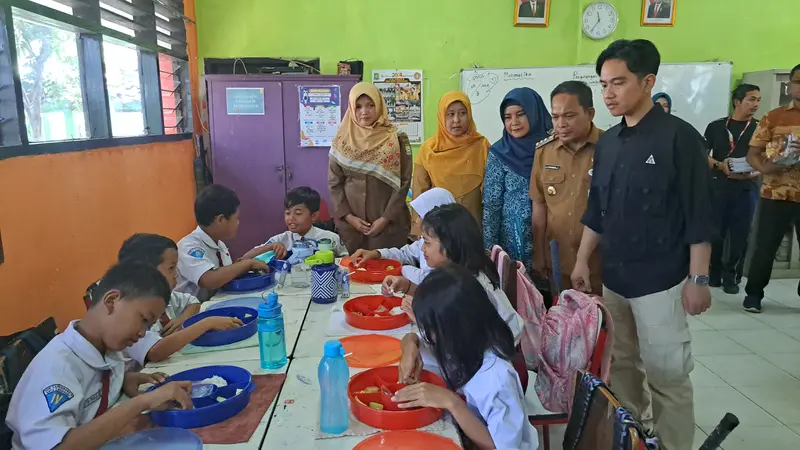 Gibran Rakabuming Raka memantau pelaksanaan uji coba Makan Bergizi Gratis (MBG), di SDN 4 Tangerang, Jalan Daan Mogot, Kota Tangerang, Senin (5/8/2024).