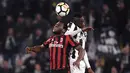 Gelandang AC Milan, Franck Kessie berebut bola dengan gelandang Juventus Blaise Matuidi saat pertandingan Serie A Italia di Stadion Allianz di Turin (31/3). (AFP Photo/Marco Bertorello)