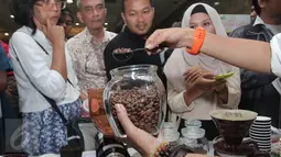 Pengunjung melihat pembuatan kopi pada acara minum kopi gratis di Gedung Kementerian Perindustrian, Jakarta, Kamis (1/10/2015). Acara bagi-bagi kopi gratis ini dalam rangka Pencanangan Hari Kopi Internasional. (Liputan6.com/Angga Yuniar)