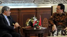 Ketua DPD RI Irman Gusman (kanan) berbincang dengan Dubes Iran Untuk Indonesia Valiollah Mohammadi di ruang pimpinan DPD RI, Jakarta, Senin (4/5/2015). Pertemuan tersebut membahas hubungan bilateral kedua negara. (Liputan6.com/Andrian M Tunay)