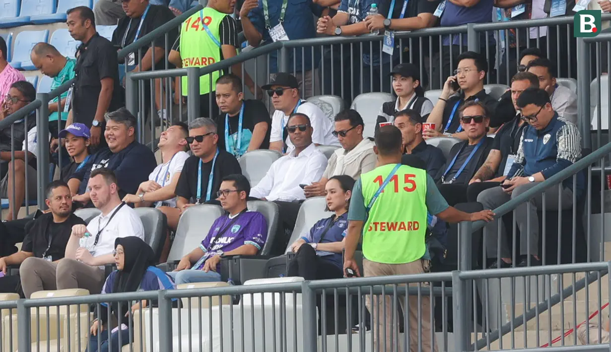 Kluivert ditemani oleh empat asistennya yang terdiri dari Denny Landzaat, Gerald Vanenburg, Alex Pastoor, dan Sjoerd Woudenberg. (Bola.com/M Iqbal Ichsan)