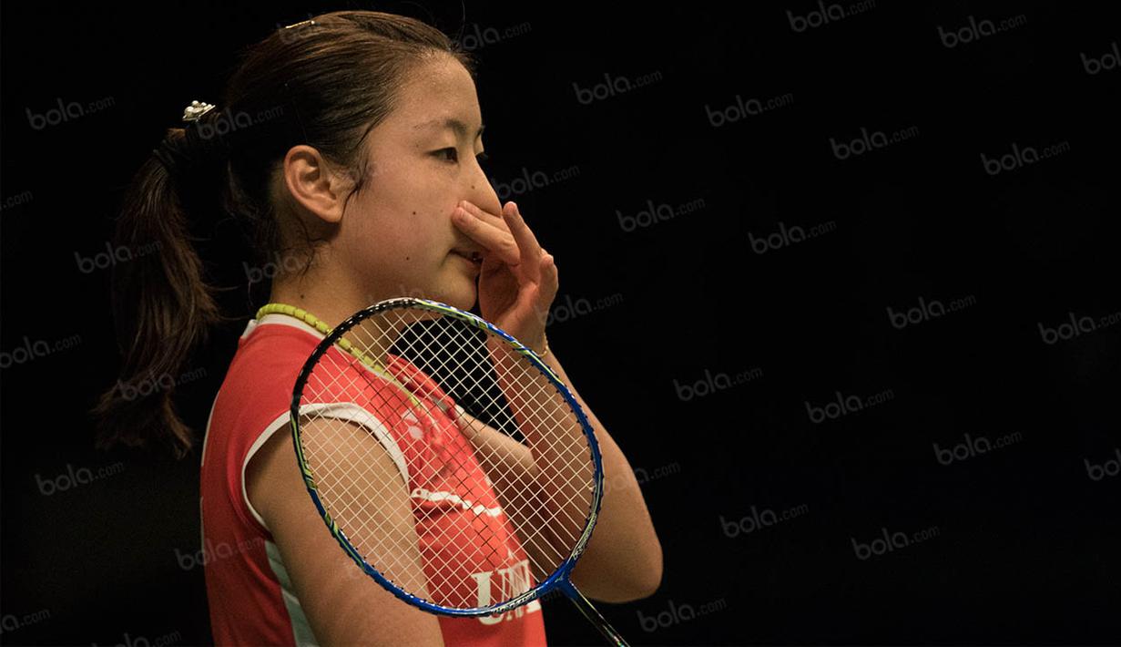 Pebulutangkis tunggal putri Jepang, Nozomi Okuhara, memegang hidungnya saat laga perempat final BCA Indonesia Open di Istora Senayan, Jakarta, Jumat (3/6/2016). (Bola.com/Vitalis Yogi Trisna)