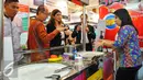 Pengunjung melihat pameran Indonesia Franchise & SME Expo (IFSE) di Jakarta Convention Center (JCC), Jumat (25/11). Diharapkan pengunjung dapat melihat peluang usaha yang ditawarkan oleh industri waralaba Indonesia. (Liputan6.com/Angga Yuniar)