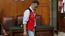 Aktor Tio Pakusadewo bersiap menjalani sidang lanjutan kasus penyalahgunaan narkoba di PN Jakarta Selatan, Kamis (19/7). Penundaan sidang putusan ini karena salah seorang anggota majelis hakim tidak hadir dan sedang sakit. (Liputan6.com/Immanuel Antonius)