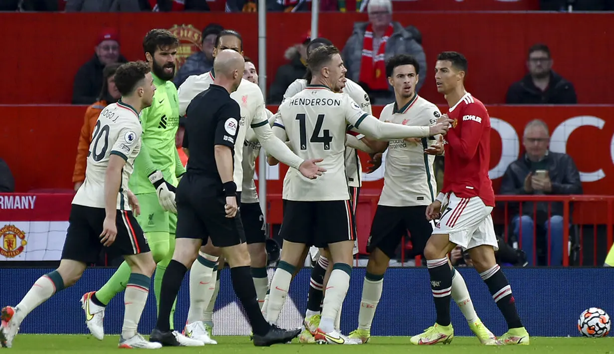 Pemain Manchester United Cristiano Ronaldo (kanan) berdebat dengan para pemain Liverpool pada pertandingan Liga Inggris di Old Trafford, Manchester, Inggris, Minggu (24/10/2021). Liverpool menang 5-0. (AP Photo/Rui Vieira)