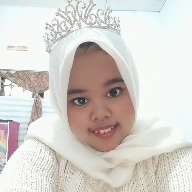 Tampil Beda, Ini 6 Potret Kekeyi Pakai Softlens Abu-abu yang Curi Perhatian