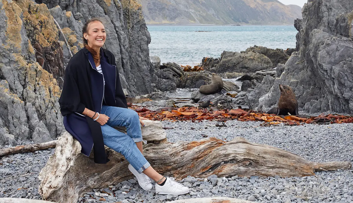 Masih dengan wisata airnya, penampilan yang simple ini cocok banget di tubuh Nadine. Paduan celana jeans, kaos garis-garis, jaket navy dan sneakers putihnya ini membuat Nadine terlihat santai banget. (Instagram/nadinelist)