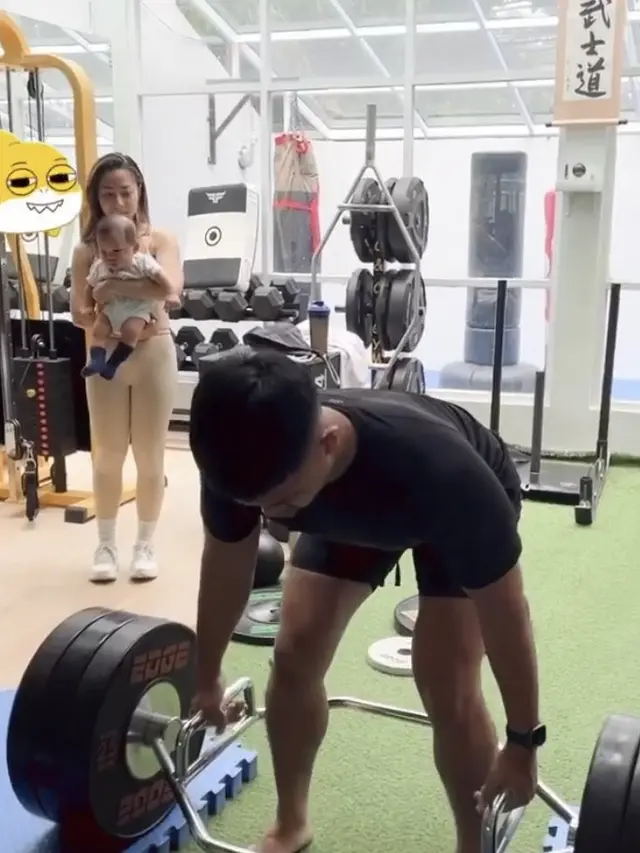 Nikita Willy Tunjukan Perut Rata Hingga Tubuh Berotot Setelah Empat Bulan Melahirkan Putra Pertamanya.  (Sumber: Instagram/davuuuu)