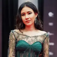 Pemilik nama lengkap Shenina Syawalita Cinnamon ini memang pandai memadupadankan busana. Saat mengenakan kebaya, ia pun tampil menawan. Setelan kebaya modern berwarna hijau ini membuat pesonanya kian terpancar.(Liputan6.com/IG/@shenacinnamon)