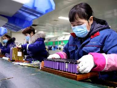 Karyawan bekerja di sebuah perusahaan di Changxing, Huzhou, Provinsi Zhejiang, China, Rabu (12/2/2020). Di bawah arahan dan dukungan otoritas setempat, banyak perusahaan di Zhejiang kembali beroperasi setelah melakukan pencegahan dan pengendalian wabah virus corona. (Xinhua/Xu Yu)